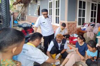 Dinkes Kabupaten Sukabumi bersama Puskesmas Simpenan dan Polres Sukabumi memberikan layanan kesehatan darurat bagi warga terdampak banjir dan longsor