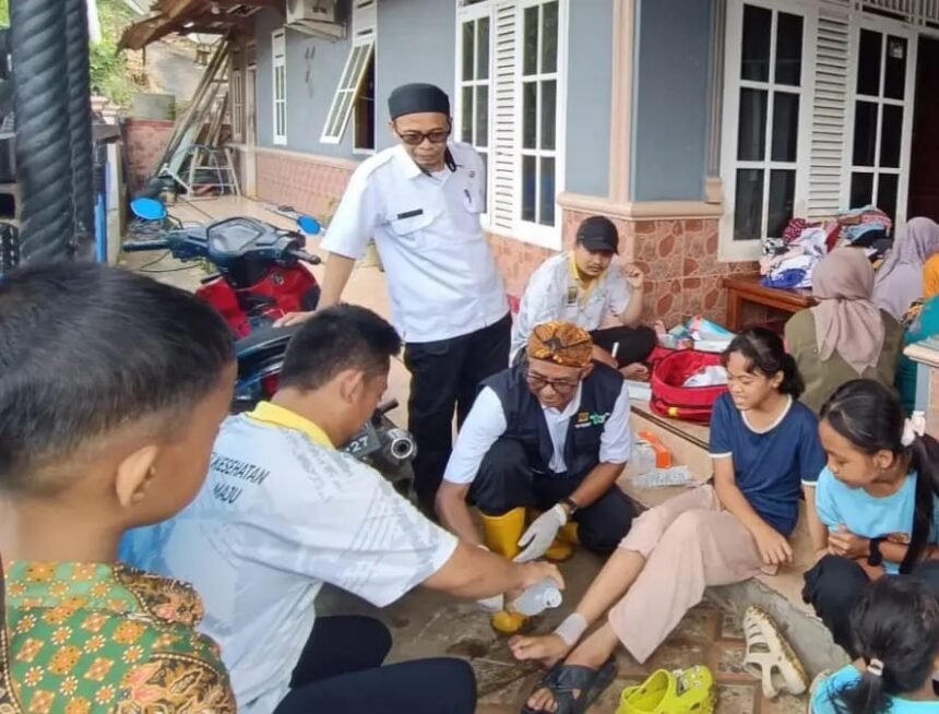 Dinkes Kabupaten Sukabumi bersama Puskesmas Simpenan dan Polres Sukabumi memberikan layanan kesehatan darurat bagi warga terdampak banjir dan longsor