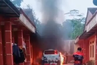 Mobil ambulans milik Desa Cibaregbeg, Kecamatan Sagaranten, Kabupaten Sukabumi, hangus terbakar saat terparkir