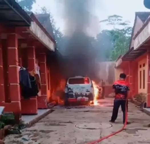Mobil ambulans milik Desa Cibaregbeg, Kecamatan Sagaranten, Kabupaten Sukabumi, hangus terbakar saat terparkir