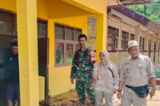 Gotong Royong Ciemas Bersihkan Lumpur Banjir, Camat
