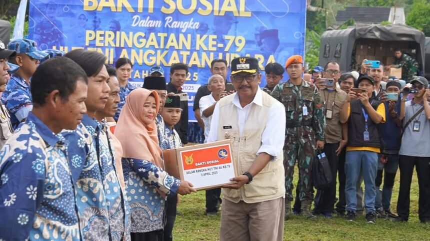 Bupati Sukabumi H. Asep Japar memberikan apresiasi tinggi atas kontribusi TNI AU dalam bakti sosial (baksos) di Lapang Walagri