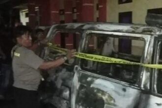 Mobil ambulans milik Pemerintah Desa Cibaregbeg, Kecamatan Sagaranten, Kabupaten Sukabumi, yang terbakar pada Rabu (12/03/2025)