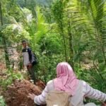 Tim medis dari Puskesmas Lengkong, Kabupaten Sukabumi, menunjukkan dedikasi luar biasa melayani pengungsi pasca-bencana alam 6 Maret 2025.