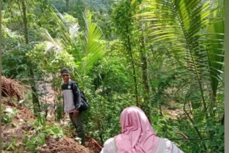 Tim medis dari Puskesmas Lengkong, Kabupaten Sukabumi, menunjukkan dedikasi luar biasa melayani pengungsi pasca-bencana alam 6 Maret 2025.