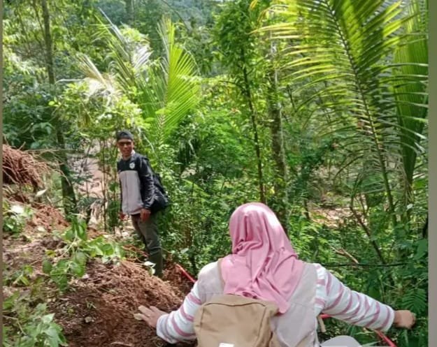 Tim medis dari Puskesmas Lengkong, Kabupaten Sukabumi, menunjukkan dedikasi luar biasa melayani pengungsi pasca-bencana alam 6 Maret 2025.