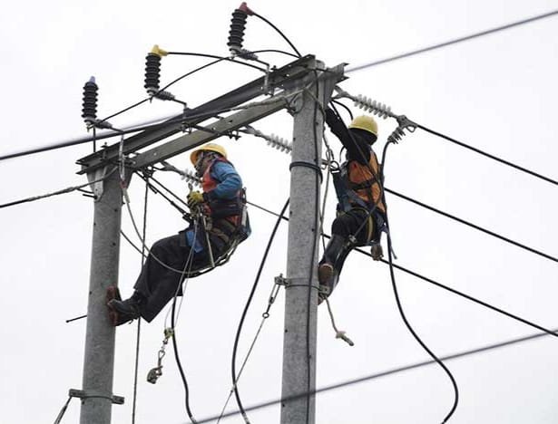 PT PLN (Persero) Unit Pelaksana Pelayanan Pelanggan (UP3) Sukabumi berhasil memulihkan 100% aliran listrik ke 126.940 pelanggan yang terdampak banjir dan longsor