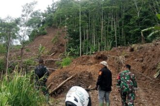Kampung Ciporekat, Desa Sangrawayang, Kecamatan Simpenan, Sukabumi , masih terisolir akibat tanah longsor dan banjir sejak Kamis (6/3/2025).