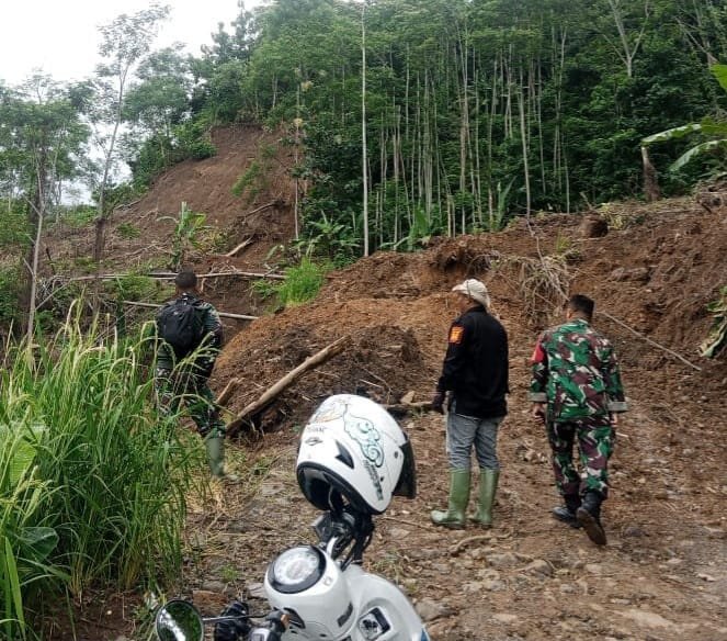Kampung Ciporekat, Desa Sangrawayang, Kecamatan Simpenan, Sukabumi , masih terisolir akibat tanah longsor dan banjir sejak Kamis (6/3/2025).