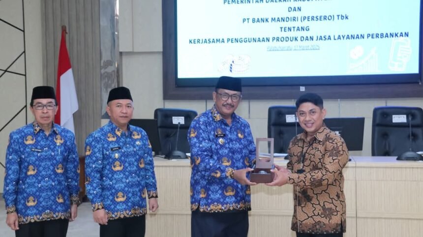 Bupati Sukabumi, H. Asep Japar, memimpin rapat koordinasi penanganan bencana, arus mudik, dan ketersediaan pangan