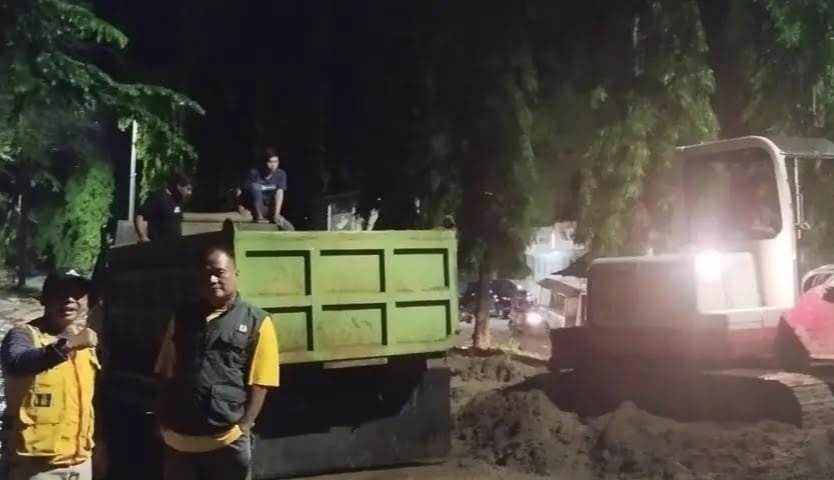 Dinas Pekerjaan Umum (PU) Kabupaten Sukabumi menuntaskan pembersihan material lumpur di Jalan Ahmad Yani