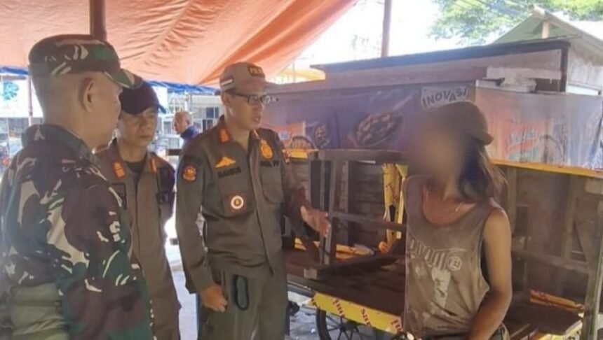 Patroli Ramadan di Palabuhanratu, Kabupaten Sukabumi, berujung penertiban anak punk yang kerap mangkal di traffic light