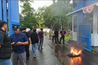 Belasan massa dari Aliansi Aktivis Muda Indonesia menggelar aksi demonstrasi di depan Kantor Dinas Perhubungan (Dishub) Kabupaten Sukabumi