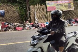 Tumpukan sampah di tepi Jalan Nasional Karangtengah, Cibadak, Sukabumi, menjadi sorotan