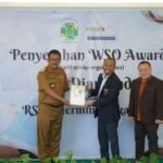Bupati Sukabumi, H. Asep Japar, memberikan pujian atas prestasi Rumah Sakit Umum (RSU) Hermina