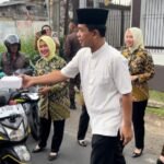 Ratusan paket takjil gratis dibagikan kepada pengguna jalan di depan kantor Kejari