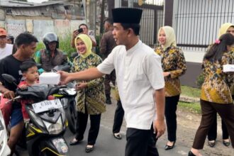 Ratusan paket takjil gratis dibagikan kepada pengguna jalan di depan kantor Kejari