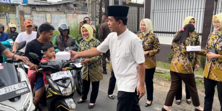 Ratusan paket takjil gratis dibagikan kepada pengguna jalan di depan kantor Kejari