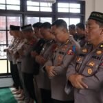 Polres Sukabumi Kota menggelar Salat Gaib untuk tiga anggota polisi yang gugur saat bertugas di Lampung.