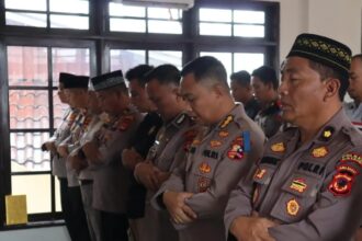 Polres Sukabumi Kota menggelar Salat Gaib untuk tiga anggota polisi yang gugur saat bertugas di Lampung.