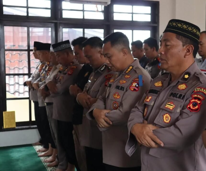 Polres Sukabumi Kota menggelar Salat Gaib untuk tiga anggota polisi yang gugur saat bertugas di Lampung.