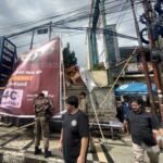 Satpol PP Kota Sukabumi bertindak tegas menertibkan 205 reklame tak berizin dalam operasi dua hari.