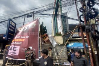 Satpol PP Kota Sukabumi bertindak tegas menertibkan 205 reklame tak berizin dalam operasi dua hari.