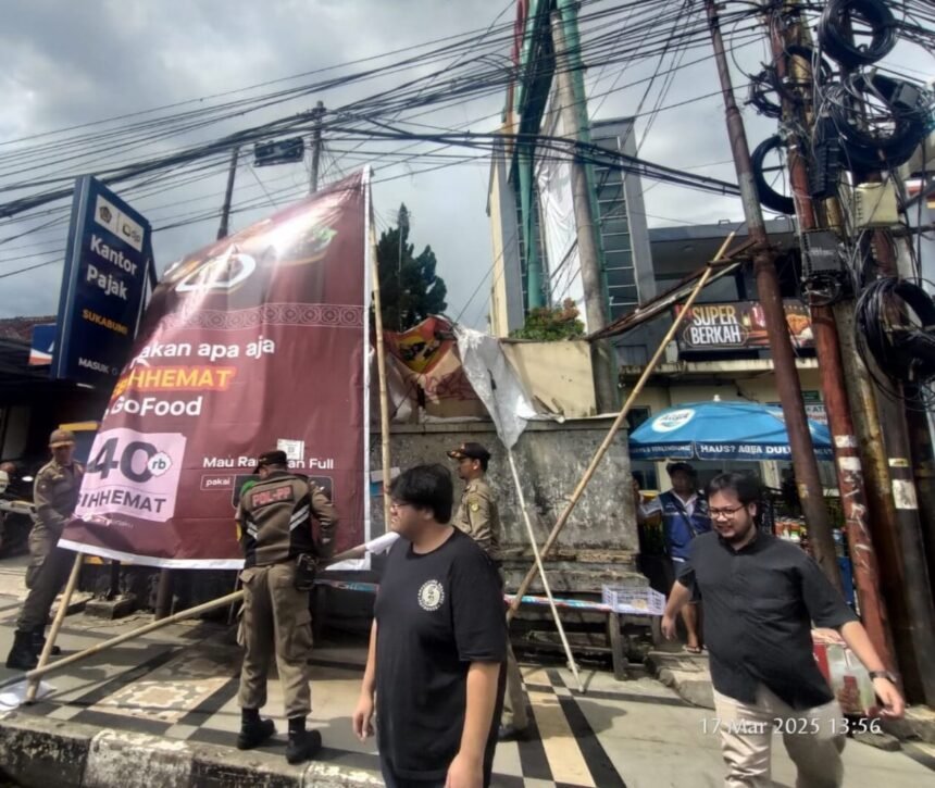 Satpol PP Kota Sukabumi bertindak tegas menertibkan 205 reklame tak berizin dalam operasi dua hari.