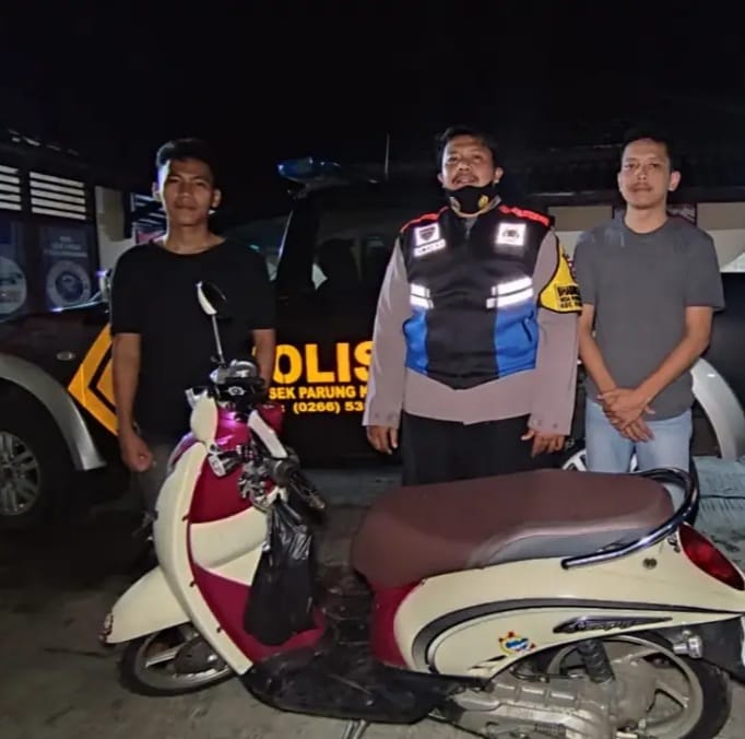 Misteri Motor Tak Bertuan di Siliwangi: Ditemukan Helm dan Teh Botol, Polisi Selidiki! 1 Parungkuda, digegerkan dengan penemuan sepeda motor Honda Scoopy F 4075 TE yang tergeletak di tepi Jalan Raya Siliwangi
