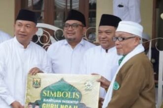 Ketua DPRD Kabupaten Sukabumi, Budi Azhar Mutawali, mendampingi Bupati Sukabumi H. Asep Japar (Asjap) memperkenalkan program unggulan bidang keagamaan dalam acara Muhibah