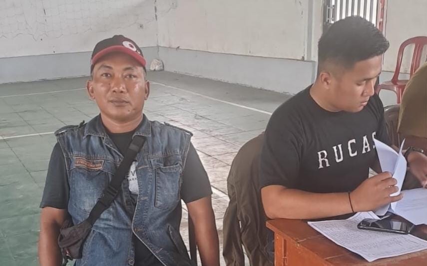 Ketua Karang Taruna Bongas Wetan Budi Setiawan dan Humas PT KPS Nurul Aripin. (Zonna Trivvi/Telusurbisnis)
