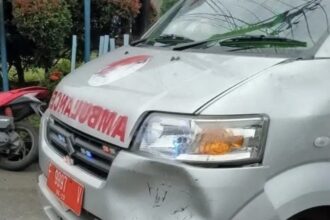 Kecelakaan mengerikan melibatkan ambulans dan sepeda motor terjadi di depan SPBU
