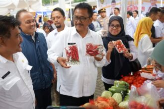 Bupati Sukabumi H. Asep Japar, didampingi Wakil Bupati H. Andreas dan Sekda Ade Suryaman, meresmikan Bazar Ramadhan 1446 H/2025 di Halaman Masjid Aljabar