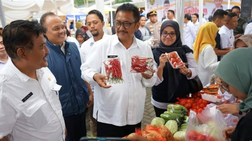 Bupati Sukabumi H. Asep Japar, didampingi Wakil Bupati H. Andreas dan Sekda Ade Suryaman, meresmikan Bazar Ramadhan 1446 H/2025 di Halaman Masjid Aljabar