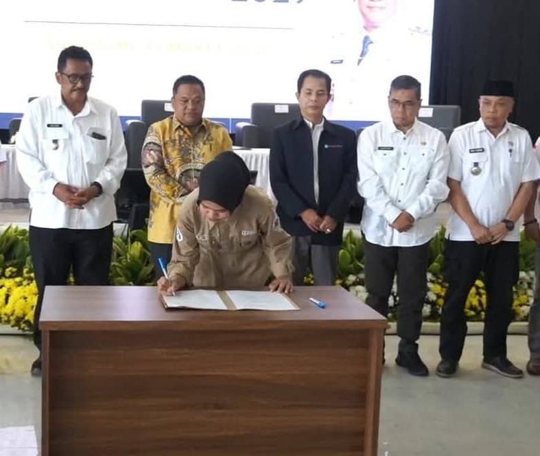 Bupati Sukabumi, H. Asep Japar, menjelaskan Mubarakah sebagai akronim dari Maju, Unggul, Berbudaya, dan Berkah