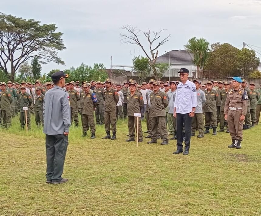 Sebanyak 2.111 anggota Satuan Perlindungan Masyarakat (Satlinmas) dari tujuh kecamatan di Kota Sukabumi disiagakan untuk pengamanan Hari Raya Idul Fitri 1446 Hijriah