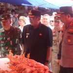 Bupati Sukabumi, H. Asep Japar, menemukan kecurangan takaran minyak goreng subsidi Minyakita saat memantau Pasar Semi Modern Palabuhanratu