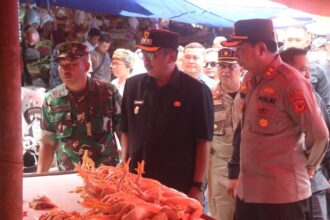 Bupati Sukabumi, H. Asep Japar, menemukan kecurangan takaran minyak goreng subsidi Minyakita saat memantau Pasar Semi Modern Palabuhanratu