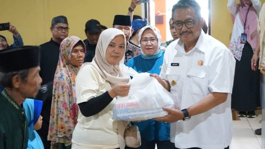 Bupati Sukabumi, H. Asep Japar, resmikan Operasi Pasar Bersubsidi (OPADI) 2025 di Desa Padaasih