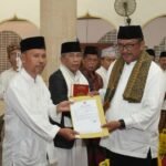 Bupati Sukabumi, H. Asep Japar, memperkenalkan jajaran kepala perangkat daerah kepada masyarakat dalam acara Muhibah Ramadhan 2025 di Masjid Al-Hurriyah