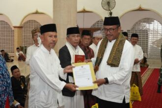 Bupati Sukabumi, H. Asep Japar, memperkenalkan jajaran kepala perangkat daerah kepada masyarakat dalam acara Muhibah Ramadhan 2025 di Masjid Al-Hurriyah