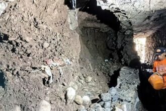 SD Islam Banu Ahmadi di Kampung Ciawun, Desa Citarik, Palabuhanratu, Kabupaten Sukabumi, porak-poranda akibat longsor pasca-hujan deras, Kamis (6/3/25)