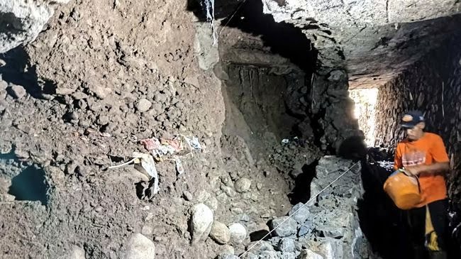 SD Islam Banu Ahmadi Longsor: 35 Anak Yatim Terancam Putus Sekolah, Dimana Bantuan Pemerintah? 1 SD Islam Banu Ahmadi di Kampung Ciawun, Desa Citarik, Palabuhanratu, Kabupaten Sukabumi, porak-poranda akibat longsor pasca-hujan deras, Kamis (6/3/25)