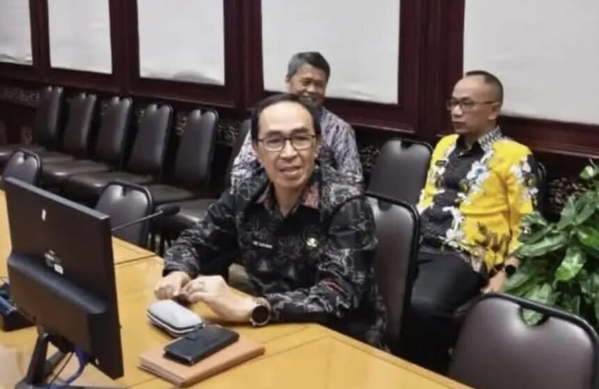 Sekda Kabupaten Sukabumi, Ade Suryaman, bersama Kadinsos dan Sekretaris Dinas Pendidikan, menghadiri Rapat Koordinasi Akselerasi Pembangunan Jawa Barat Istimewa di Gedung Sate