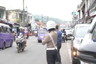 Direktorat Lalu Lintas (Dirlantas) Polda Jabar memasang pembatas jalan (tolotolo) di Jalan Siliwangi