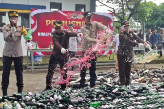 Polres Sukabumi Kota bersama Walikota Sukabumi, Ayep Zaki, memusnahkan 4.048 botol miras ilegal hasil Operasi Pekat di Terminal Kota Sukabumi
