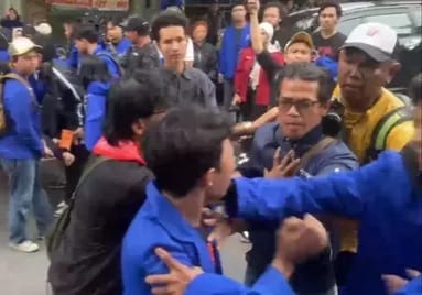 Aksi unjuk rasa menolak Undang-Undang TNI (UU TNI) di Kota Sukabumi berakhir ricuh