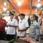 Wali Kota Sukabumi, H. Ayep Zaki, bersama Wakil Wali Kota Bobby Maulana dan Forkopimda, memantau harga serta ketersediaan sembako di Pasar Gudang Kota Sukabumi, Jumat (21/3/25).