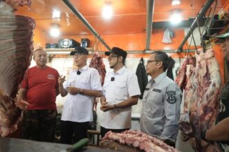 Wali Kota Sukabumi, H. Ayep Zaki, bersama Wakil Wali Kota Bobby Maulana dan Forkopimda, memantau harga serta ketersediaan sembako di Pasar Gudang Kota Sukabumi, Jumat (21/3/25).