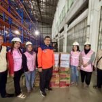 Srikandi PLN UPT Bekasi foto bersama sesaat menyalurkan bantuan warga terdampak banjir. (Istimewa)